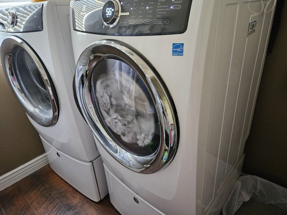 Electrolux Washer and Dryer set with Pedestals