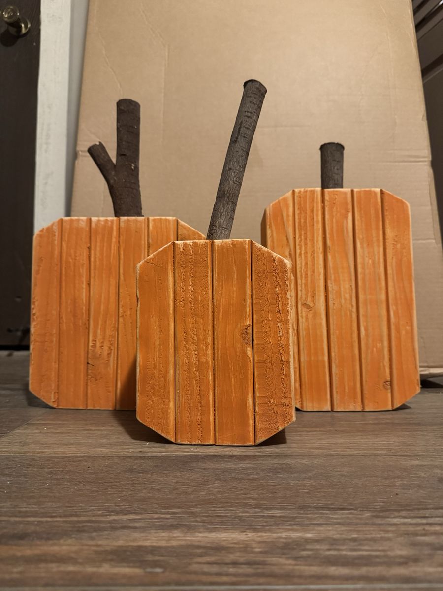 Adorable wooden pumpkins 