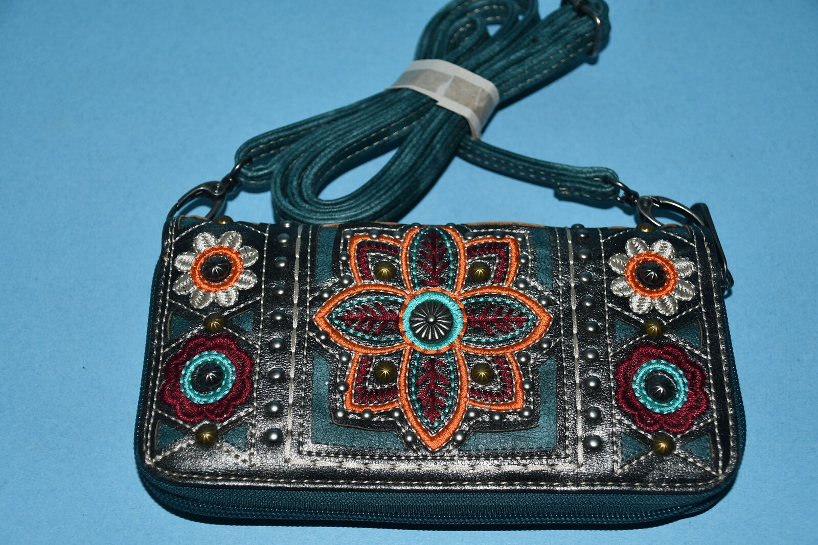 NEW WOMENS WESTERN WALLET ~ BLUE ~ WRISTLET or STRAP ~ 8" x 4" x 1" ~ ZIPPERED ~ BEAUTIFUL DETAIL!