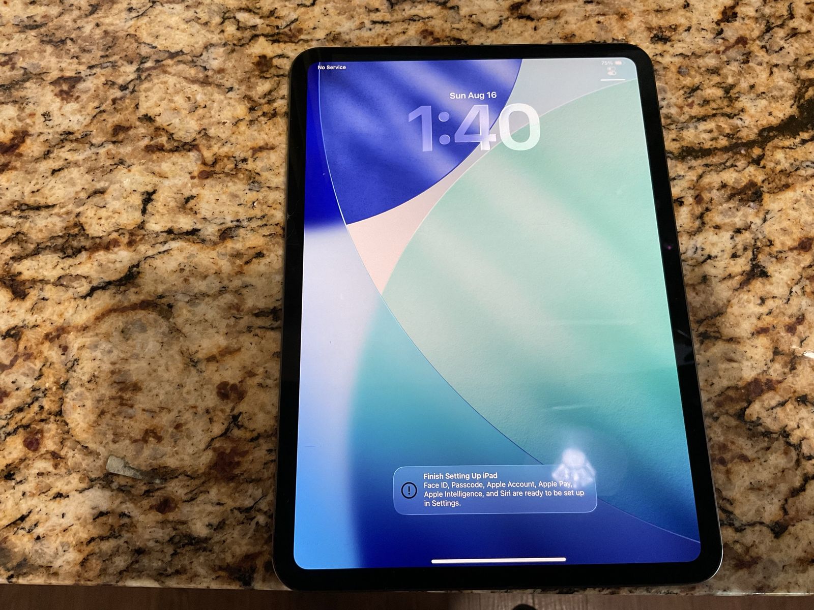 Apple IPad Pro A2837 with a cracked screen E75014453