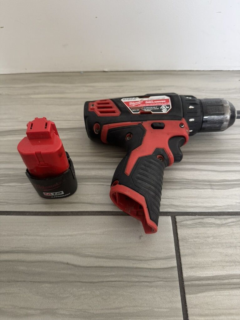 Milwaukee drill driver with battery