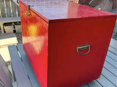 SOLID WOOD TOY BOX / COFFEE TABLE ON WHEELS