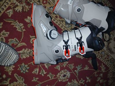 Atomic ski boots