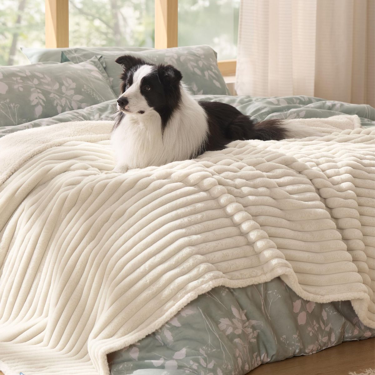BedSure Reversible Faux Fur Fleece Blanket - Cozy & Machine Washable Pet/Human Throw