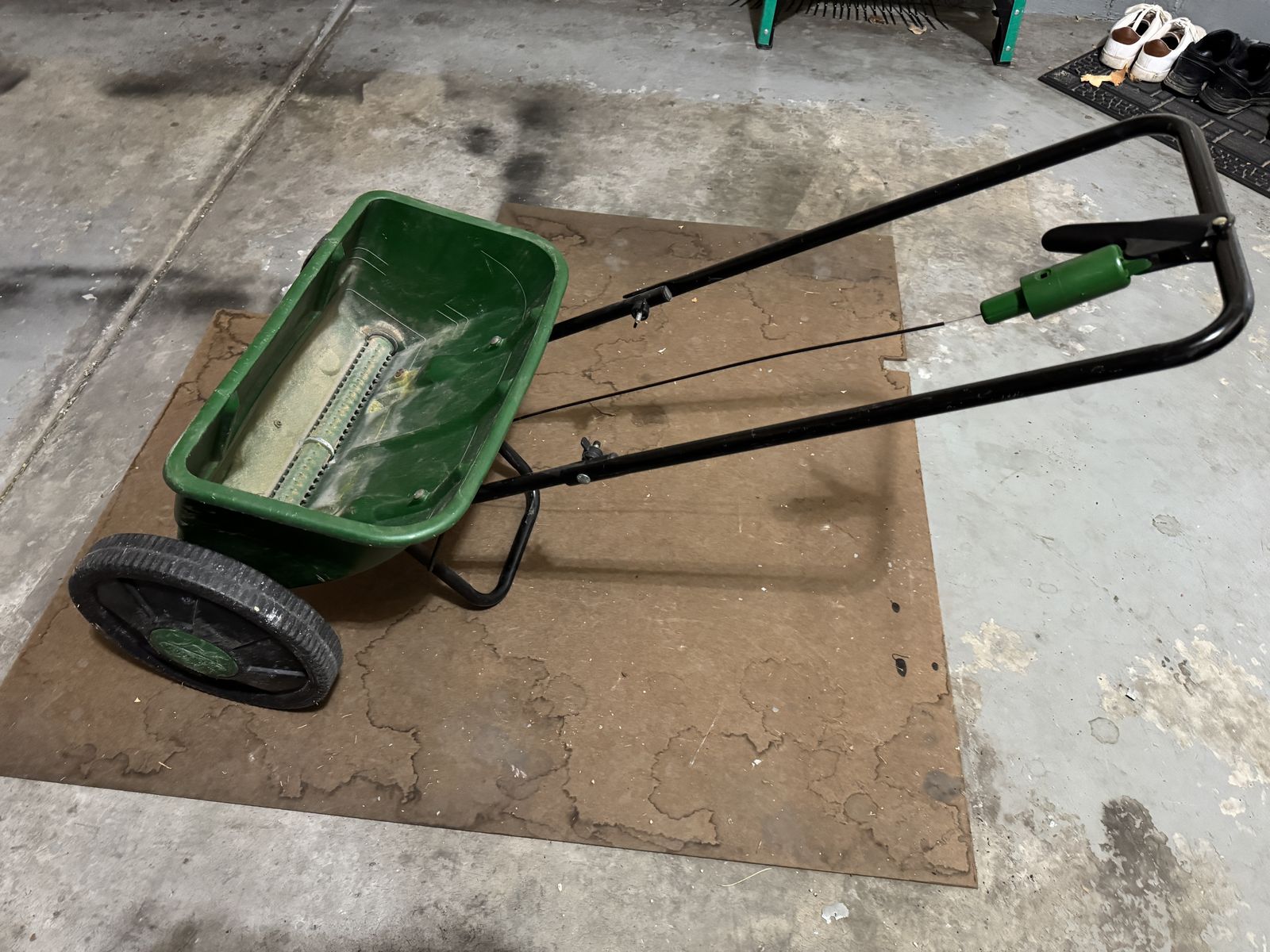 Scotts Turf Builder Classic Fertilizer Drop Spreader