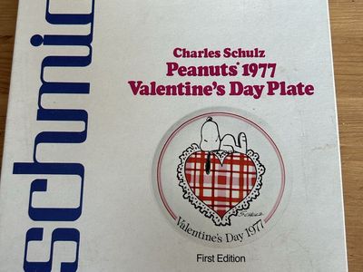 Vintage 1977 Schmid Peanuts Snoopy Valentine's Day Collector Plate First Edition in Box