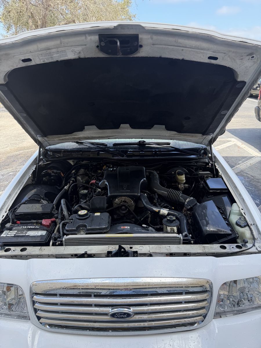 2004 Ford Crown Victoria 