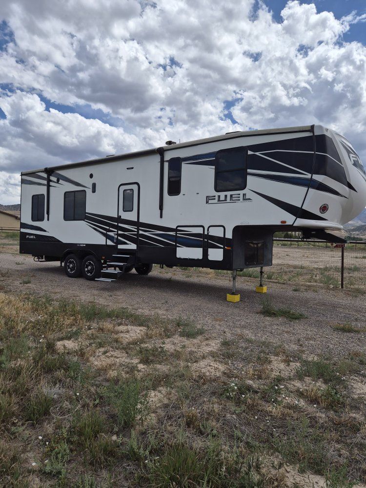Fuel Toy Hauler Fifth Wheel RV Camper