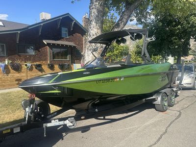 2015 Axis T23. Wake/Surf Boat - Vibrant Green, Great Condition, Includes Trailer