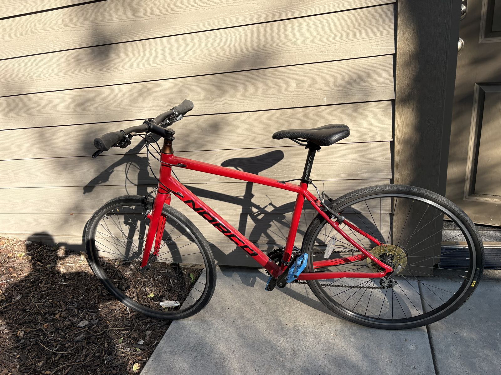 NORCO VFR 2 hybrid bike, medium size, aluminum, Shimano components, Stamo pedals
