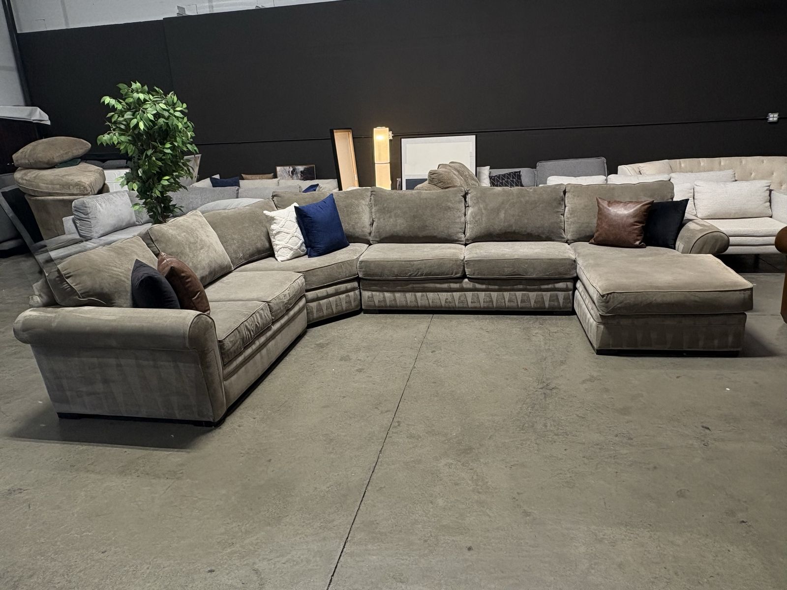 Large CLEAN Sectional Couch (Can Deliver)