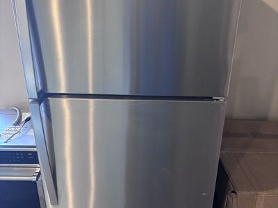 New whirlpool 18cu.ft top freezer refrigerator