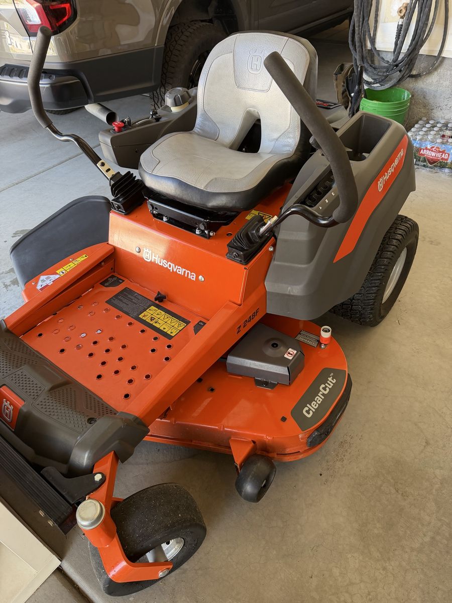 Husqvarna Z248 Zero clearance Lawn Mower