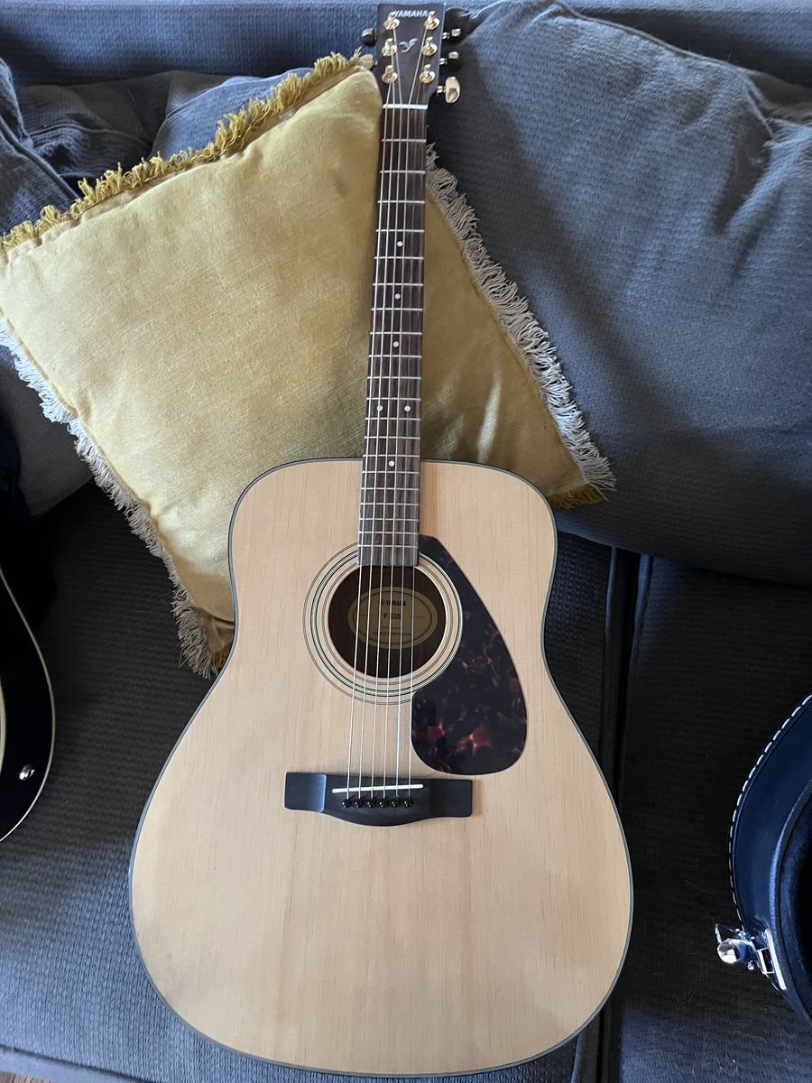 Acoustic guitar Yamaha
