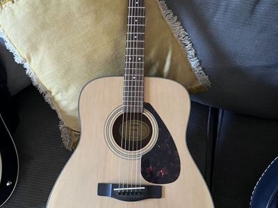 Acoustic guitar Yamaha