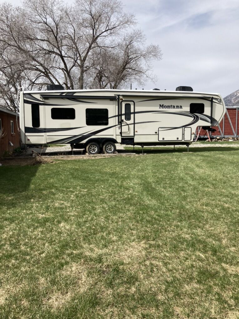 2014 Keystone Montana 3582RL & Extras!
