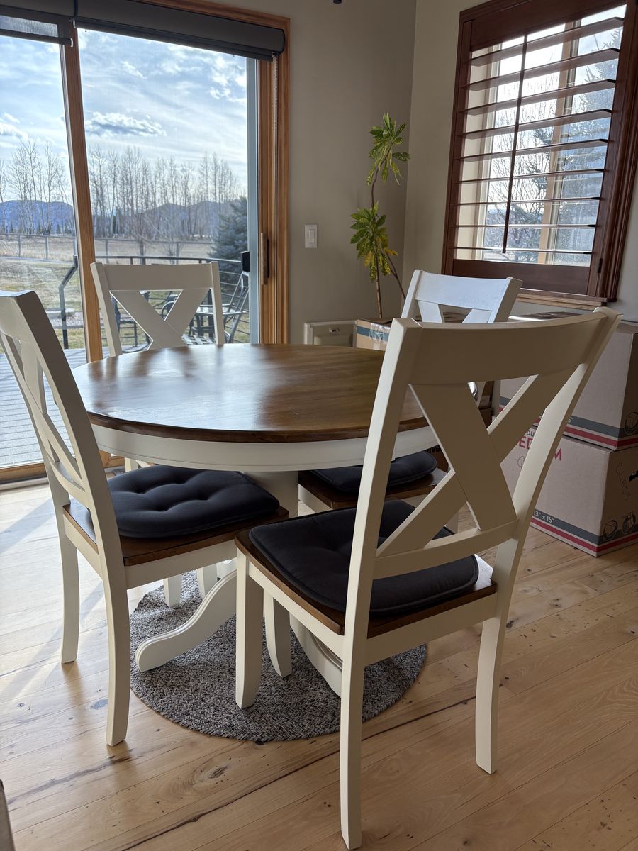 Farmhouse Style Round Kitchen Table And Four Chair