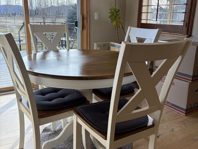 Farmhouse Style Round Kitchen Table And Four Chair