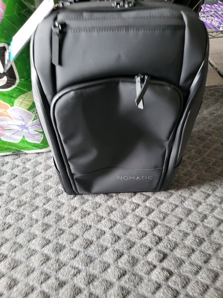 Nomatic 20L-30L Travel Pack BackPack 
Black
