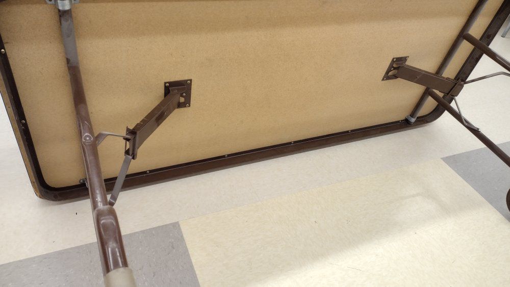 Good working 6 foot table 
Sturdy