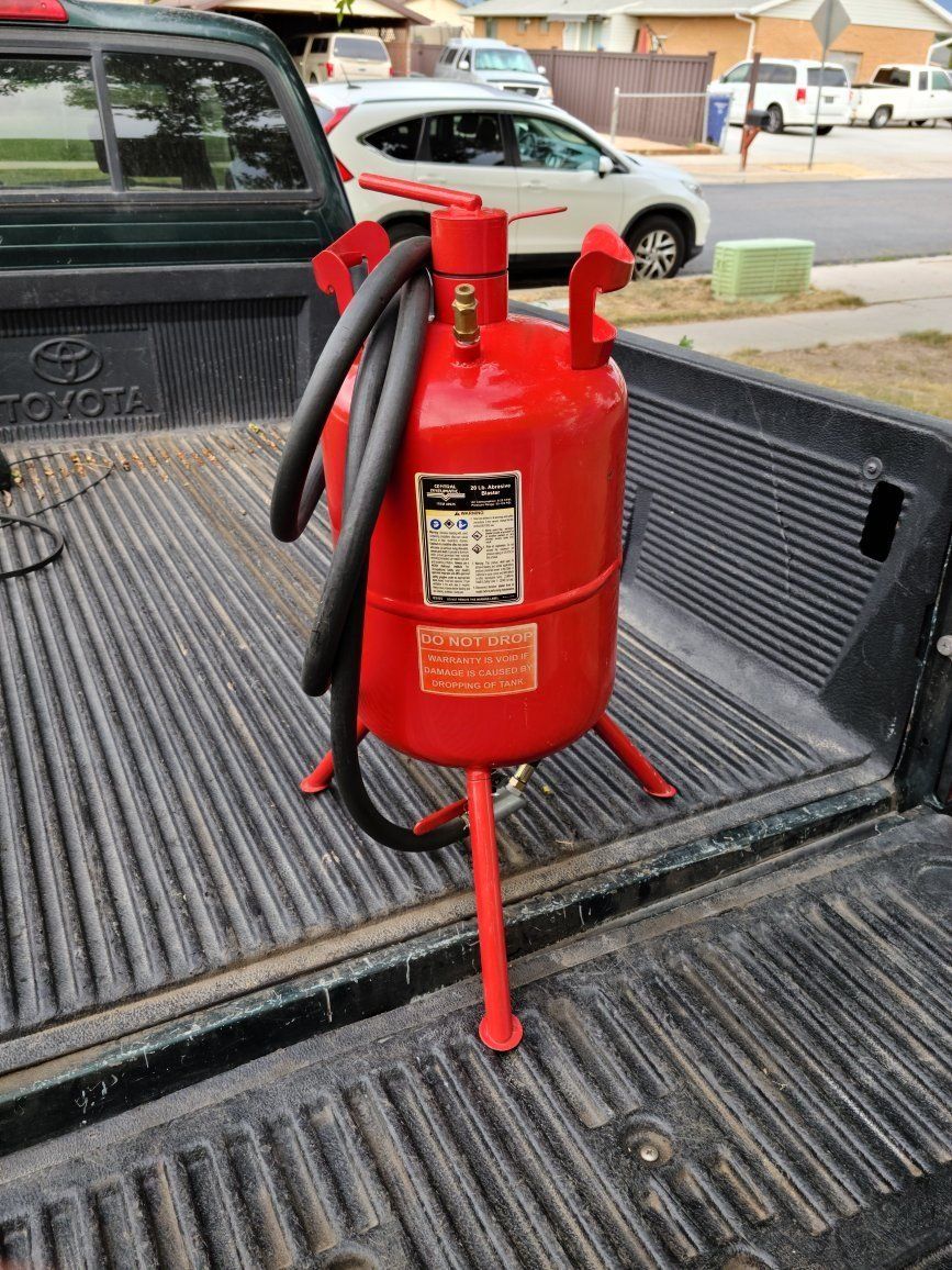 Central Pneumatic 20 lb Pressurized Abrasive Blaster / Sand Blaster