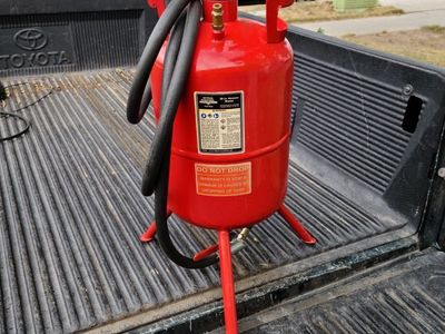 Central Pneumatic 20 lb Pressurized Abrasive Blaster / Sand Blaster