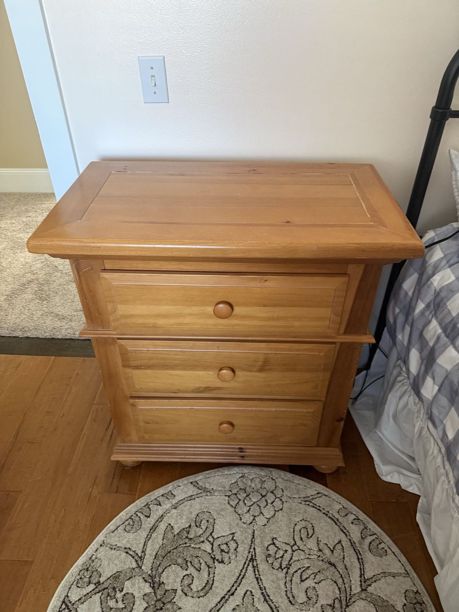 Broyhill Fontana 3-drawer nightstands