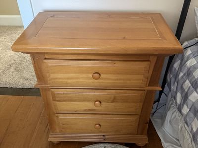 Broyhill Fontana 3-drawer nightstands