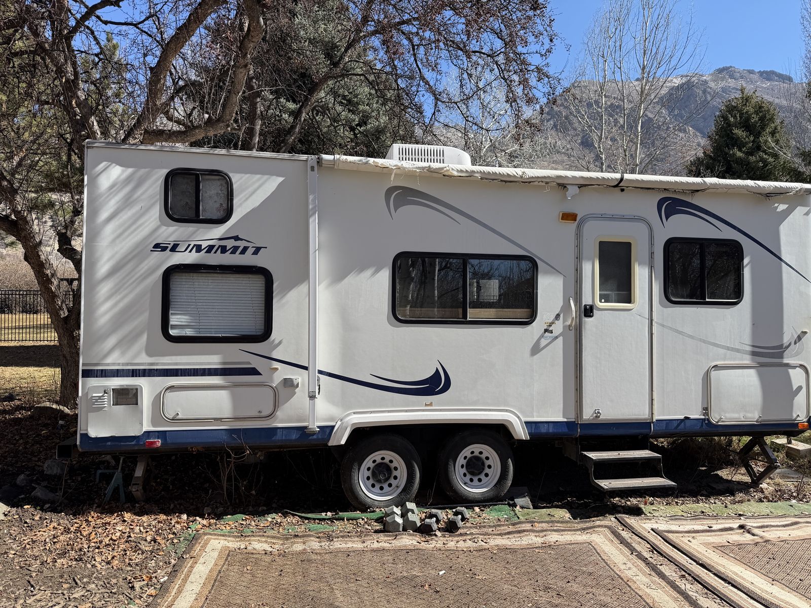 2005 Summit Thor 25’ Travel Trailer