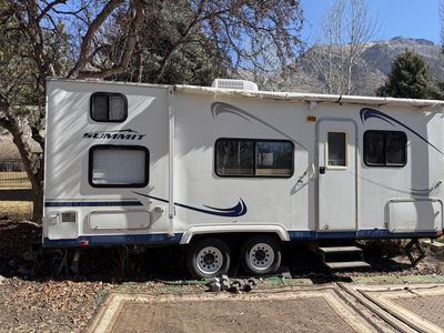 2005 Summit Thor 25’ Travel Trailer