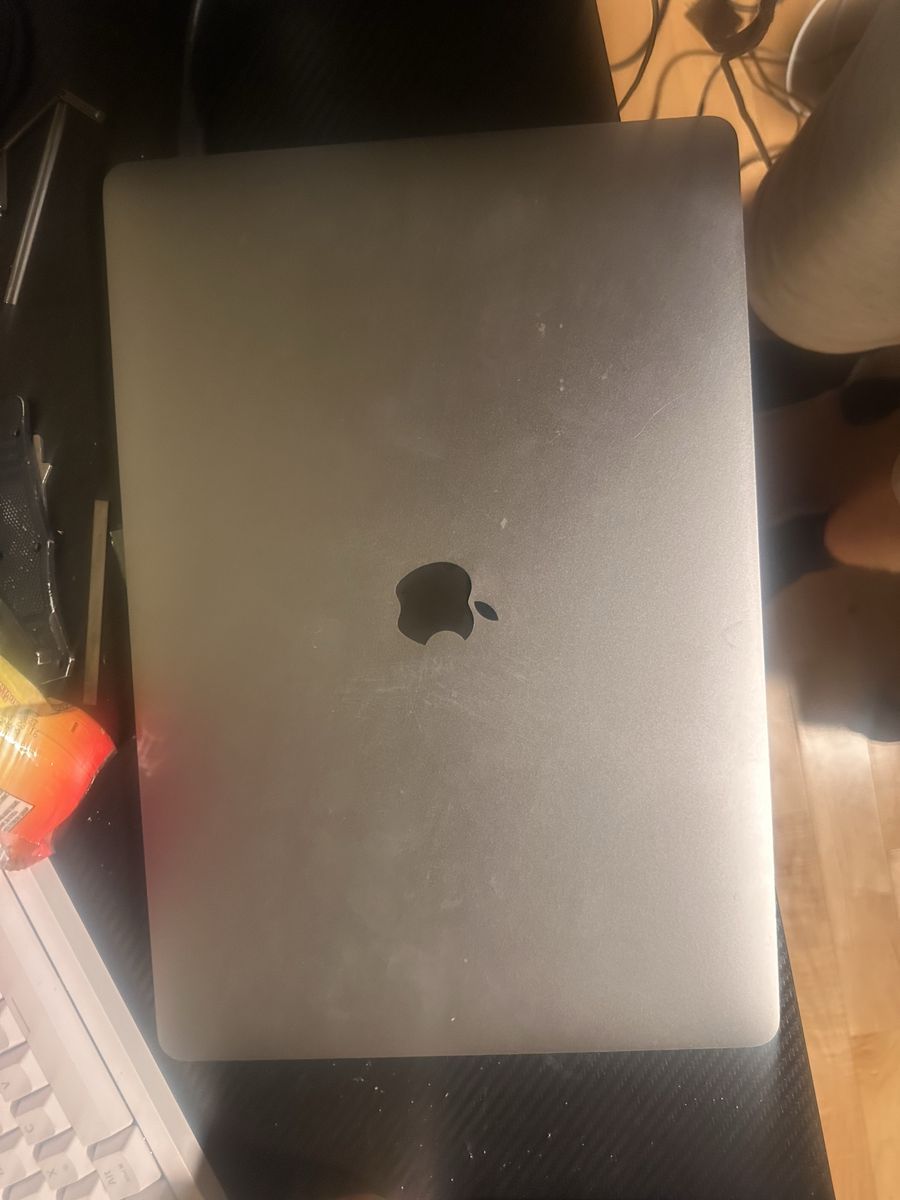 Apple MacBook Pro 15" (Model A1707) Space Gray - Touch Bar
