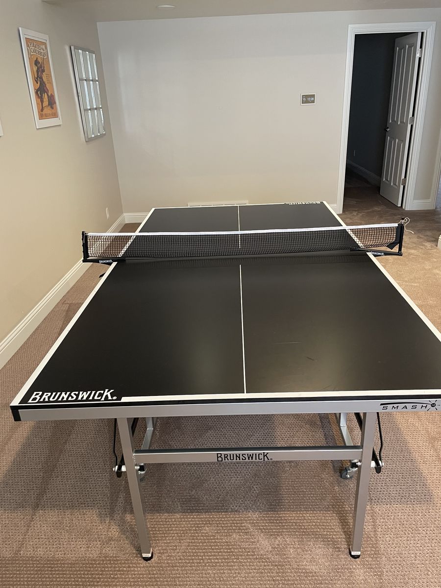 Compact ping pong table
