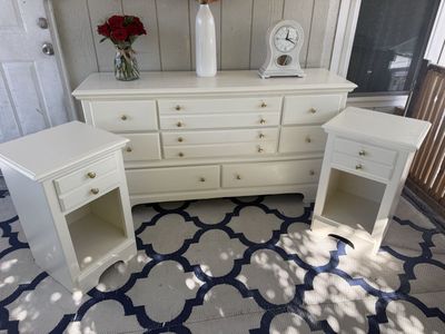 Beautiful set 3 pc color Cream 8-Drawer Dresser with 2 Matching Nightstands, Gold Knobs, Solid Wood Bedroom $500