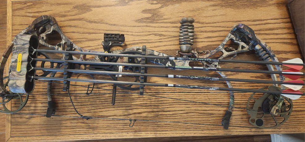 Bear Attack Compound Bow Right Handed Camo Hunting Archery with Quiver and Arrows