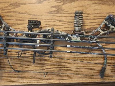 Bear Attack Compound Bow Right Handed Camo Hunting Archery with Quiver and Arrows