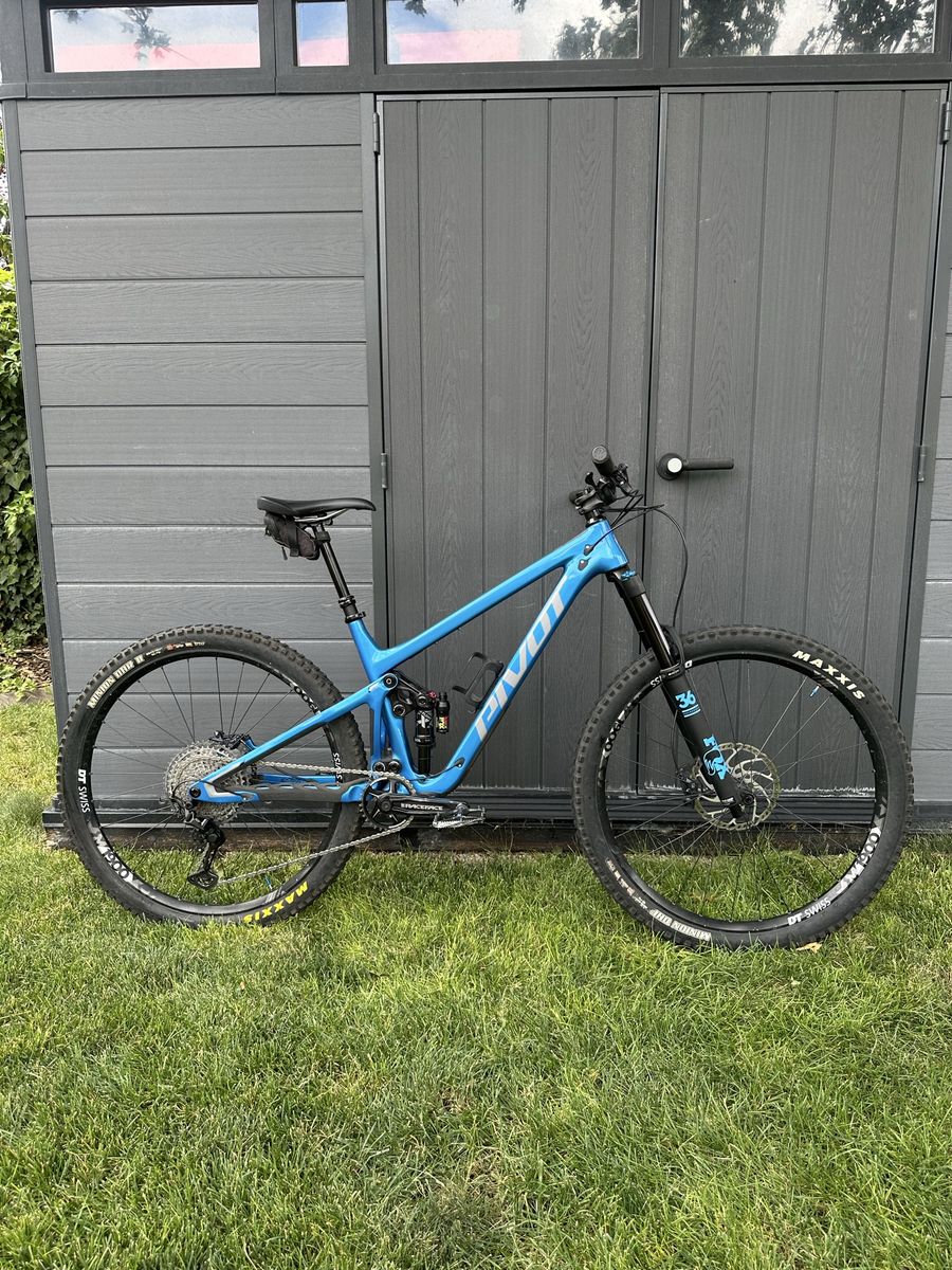 2022 Pivot Switchblade