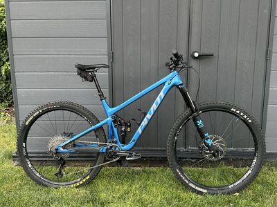 2022 Pivot Switchblade
