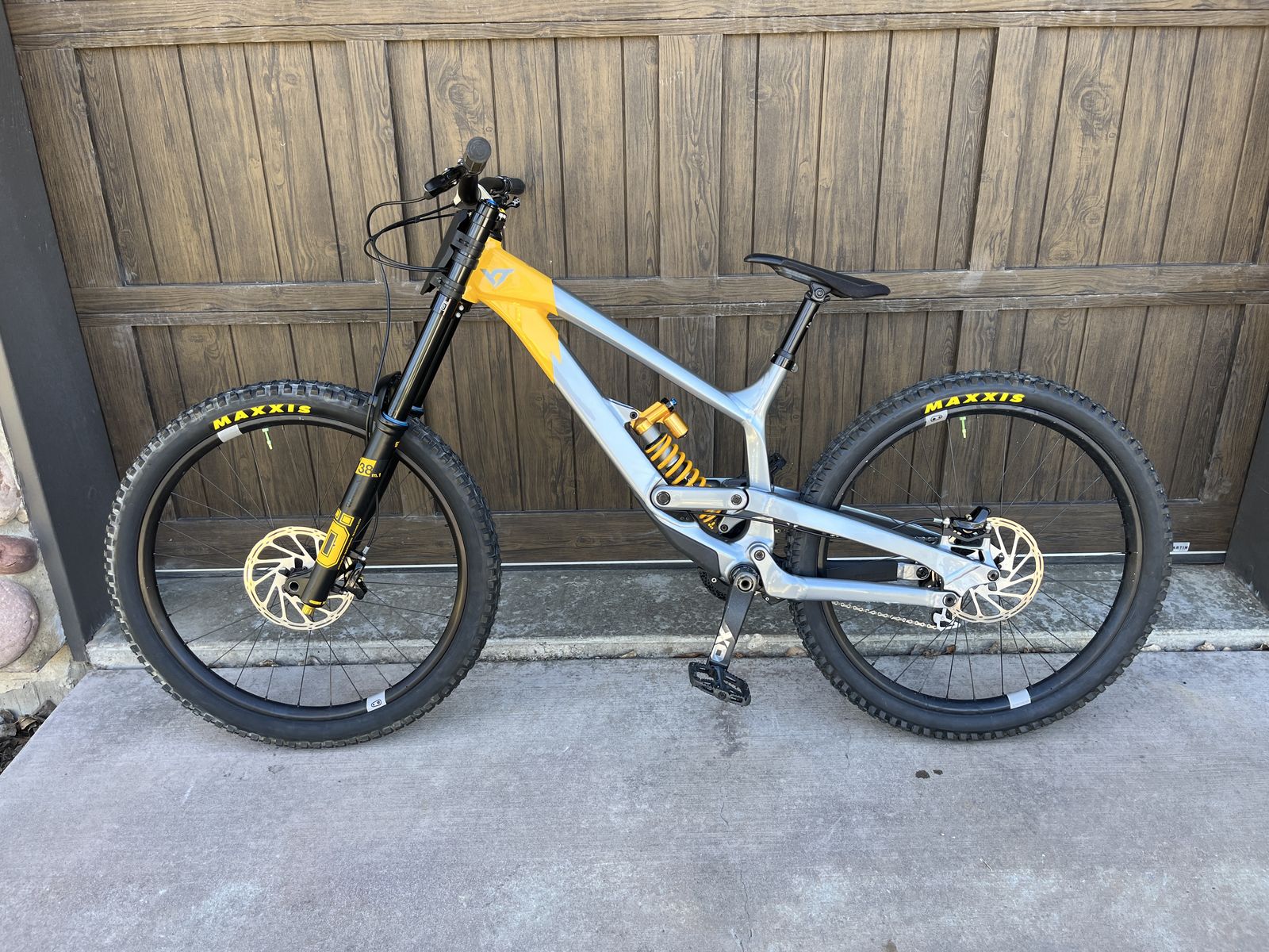 YT Tues Uncaged 11 - Large - DH Bike