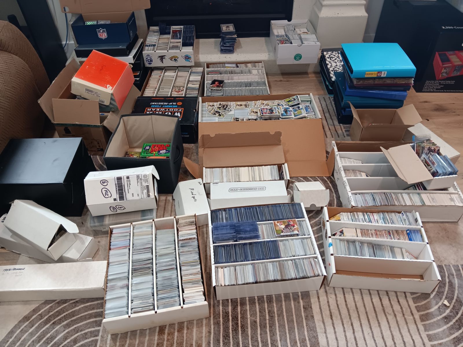 LARGE CACHE OF FOOTBALL CARDS