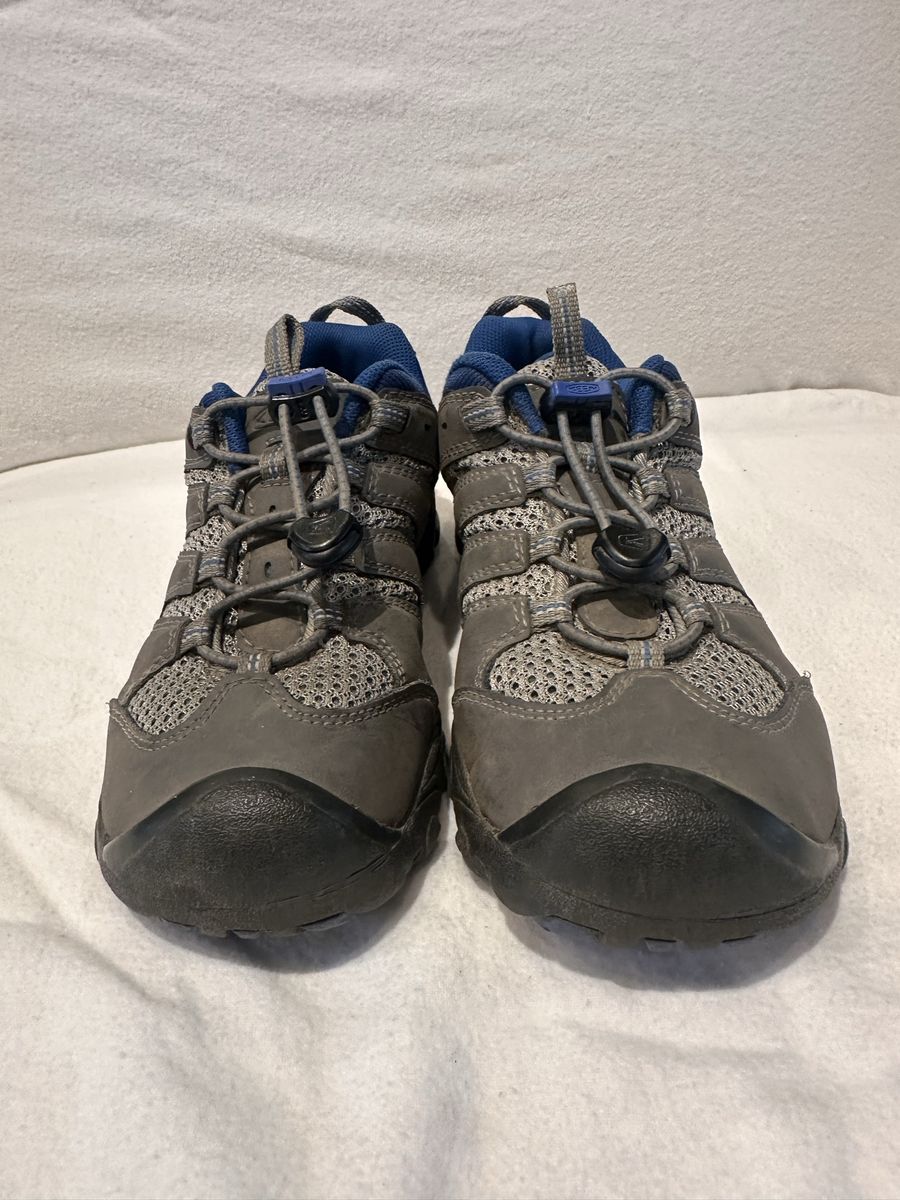 Keen youth size 3 grey/blue trim, elastic laces/toggle, hiking shoes