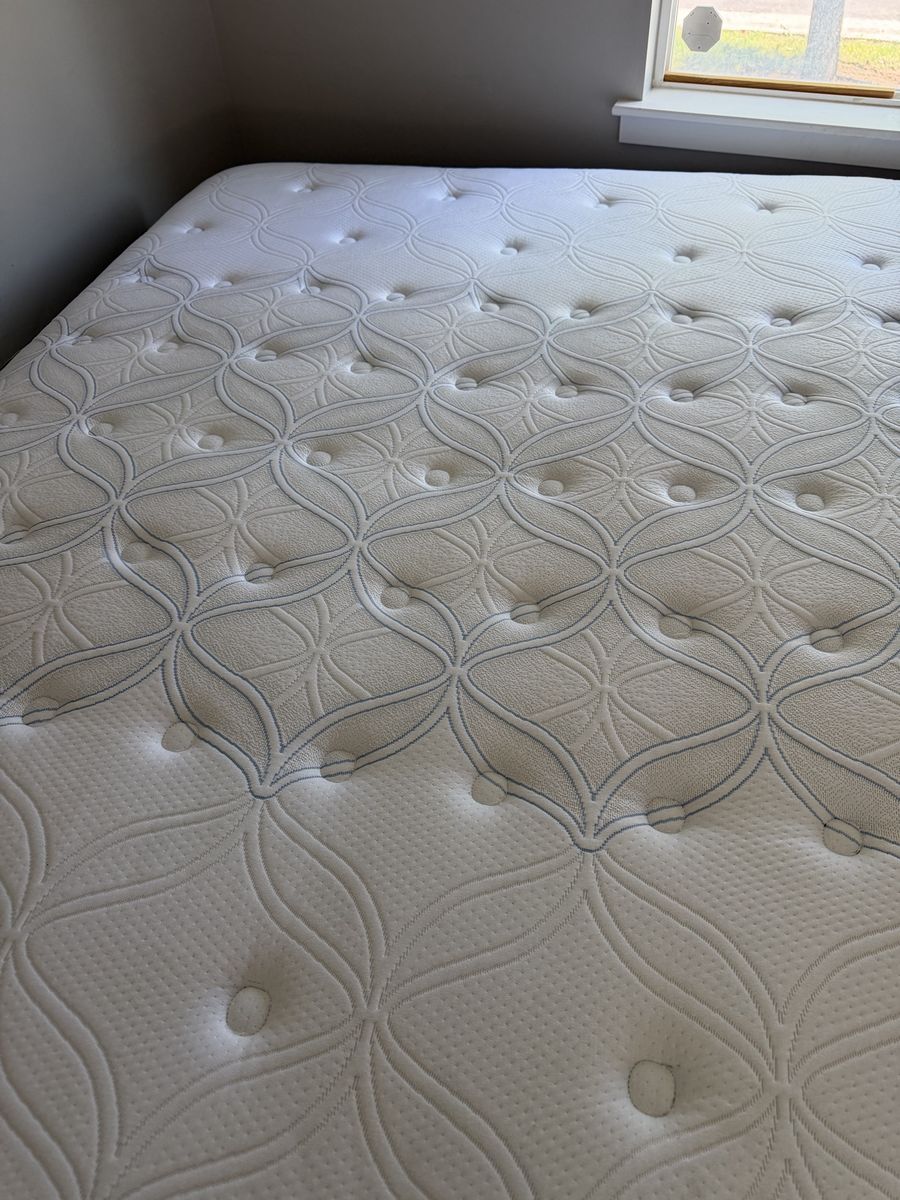 Comfortable Mattress queen size. (Sealy!)