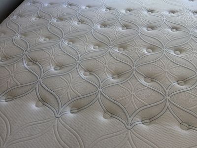 Comfortable Mattress queen size. (Sealy!)
