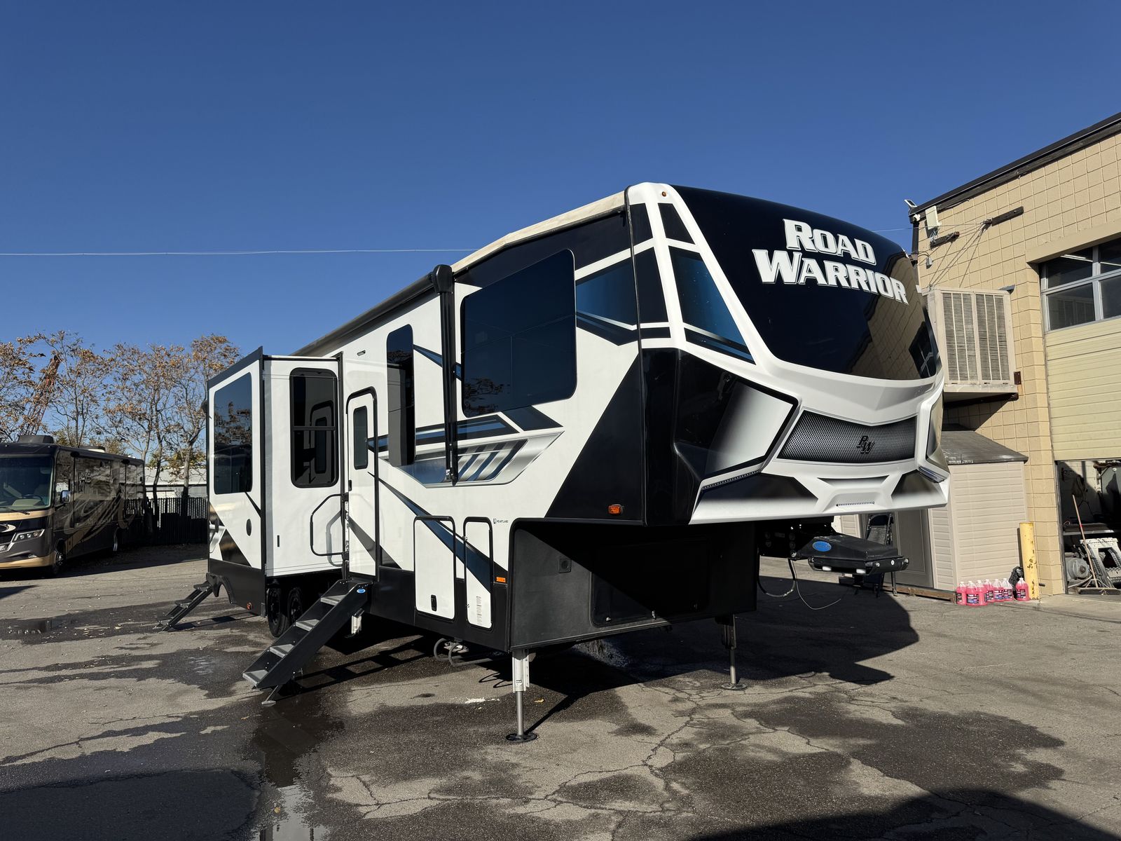 2023 Heartland Road Warrior 375RW Like new. 13Ft Garage Toy Hauler