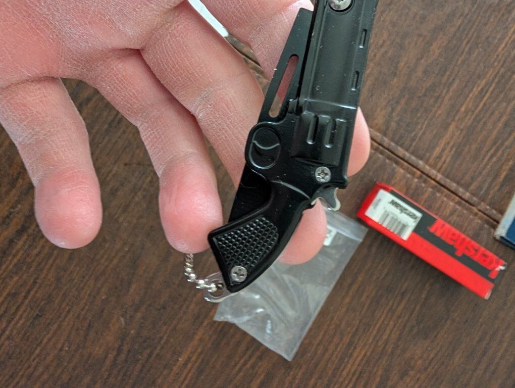 Revolver pocket knife keychain