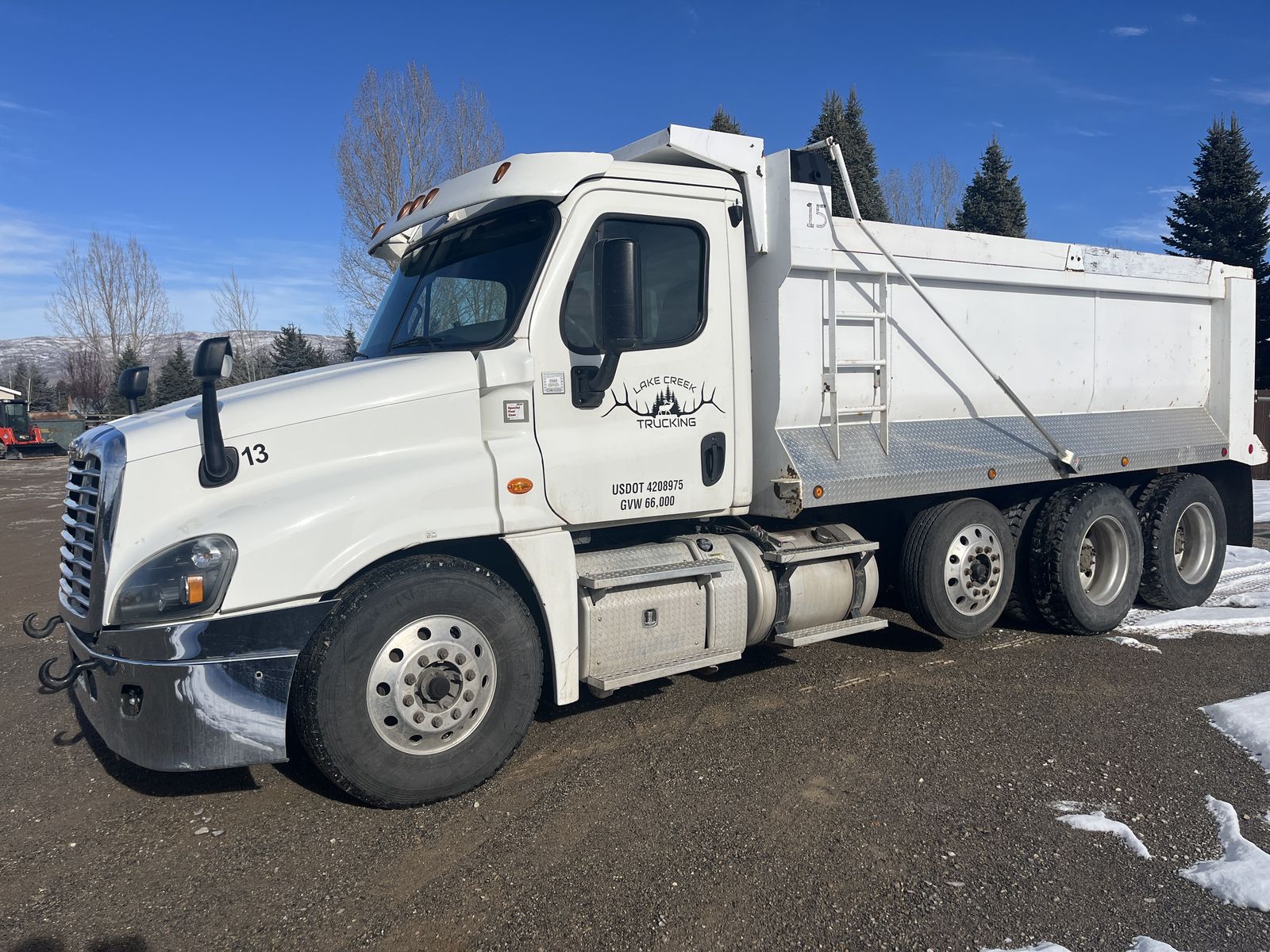 2016 Freightliner Cascadia Tri-Axle Dump Truck | Cummins ISX 450HP | NEW 17’ Bed (2024) | Steerable Lift Axle