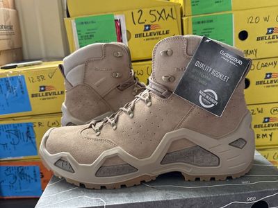 Lowa Mens Hiking Boot Size 15 Desert Tan Color