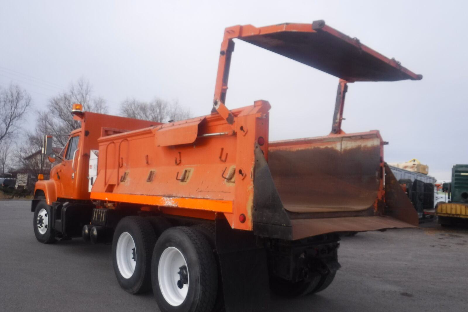 2001 IHC 2574 tandem axle dump truck