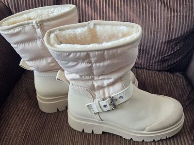 Dream Pairs cream colored fur lined boots
