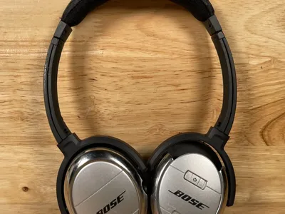 BOSE Quiet Comfort 3 Noise Cancelling Headphones with Case & Battery Charger