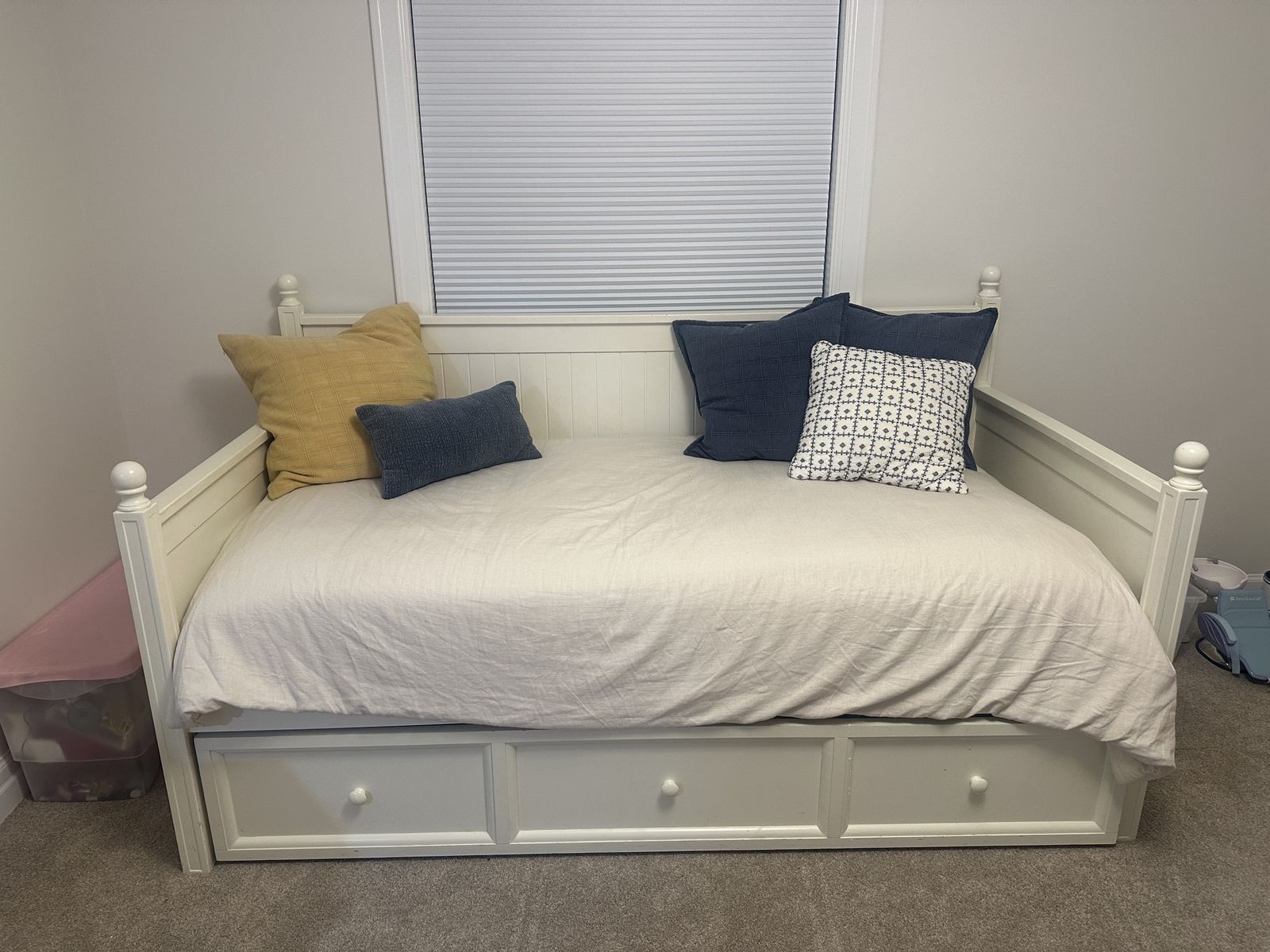 White Day bed and mattress